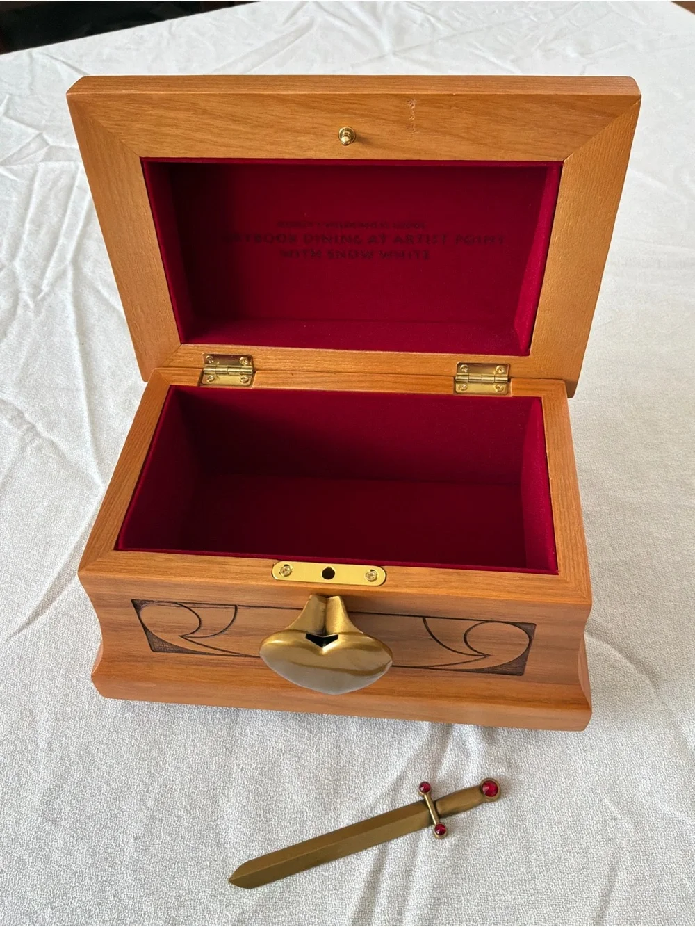 ******** Disney Snow White Wooden Jewelry Box with Gold-Tone Heart Lock ********